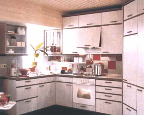Рис. 4.  Фрагмент интерьера кухни, решённого в бело-коричневых тонах.
